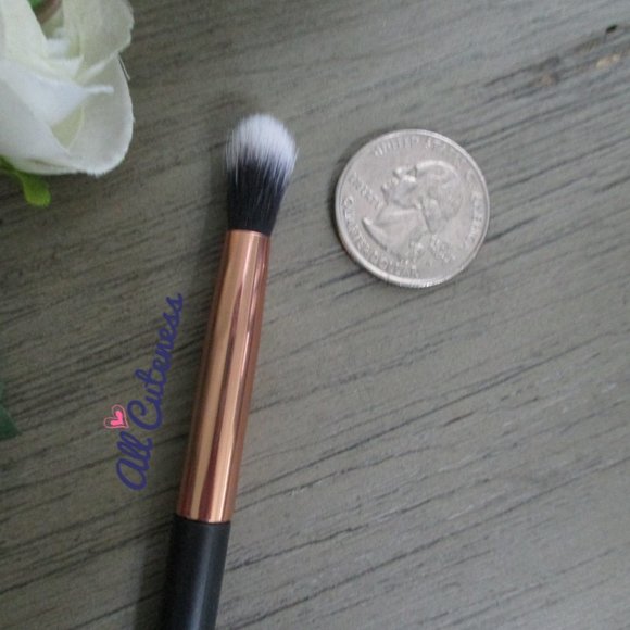 🎀 (NWOT) Eye Blending Brush - Picture 3 of 4